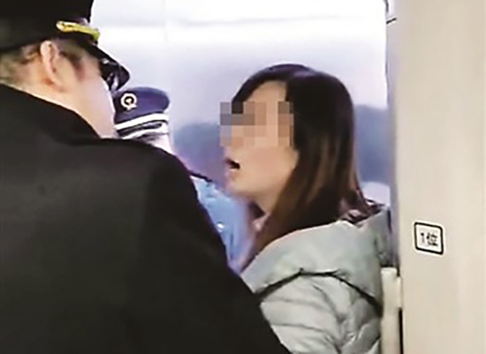 女子拦高铁